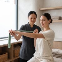 以脊柱周围肌群的弹性与伸展性为主，配合呼吸训练改善整体柔韧度。
